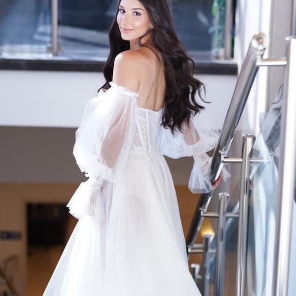 Liz Martinez “Rain” Wedding Dress size 6 Custom white on white worn for pre phot - Picture 9 of 10